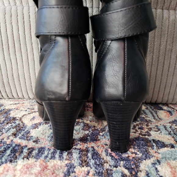 Black Heel Buckle Boots - Picture 5 of 6